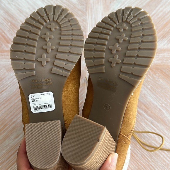 Cato Women’s Tan Winter Lace Up Booties with Faux Fur Size 10 - Picture 6 of 8